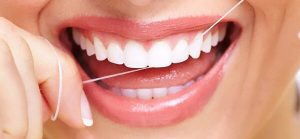 Sử dụng chỉ nha khoa và nước súc miệng để làm sạch răng