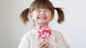 trẻ ăn kẹo bị sâu răng