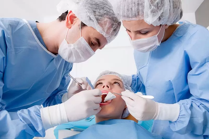 Hạn chế máu chảy liên tục sau khi nhổ răng khôn bằng cách tìm nha khoa uy tín!
