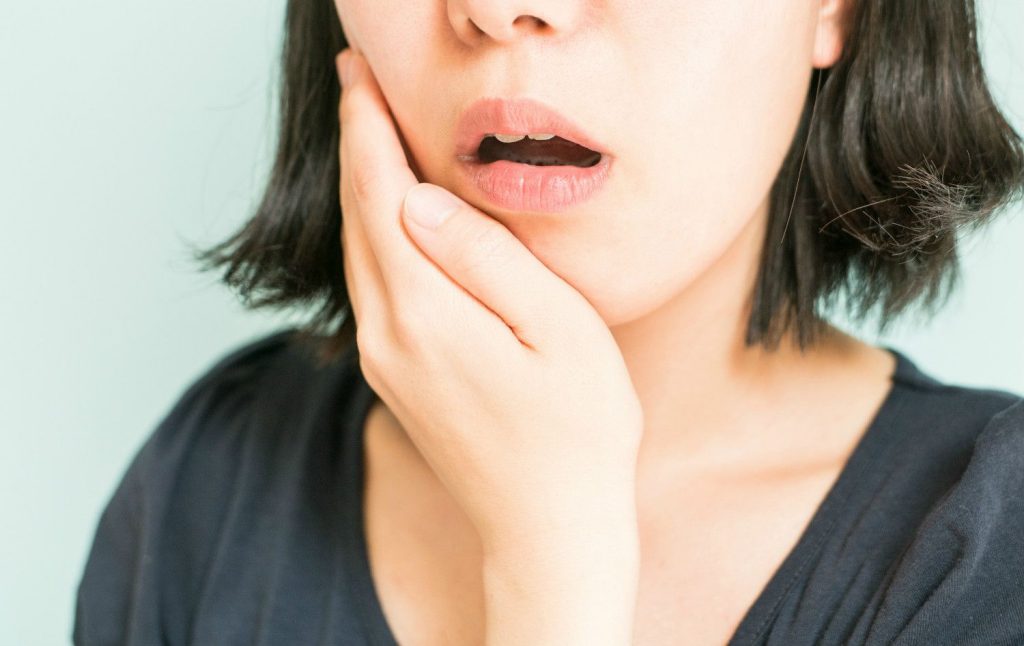 Cách giảm đau họng sau khi nhổ răng khôn