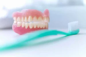 Chú ý chải răng để chăm sóc răng giả tạm thời và răng giả cố định đúng chuẩn