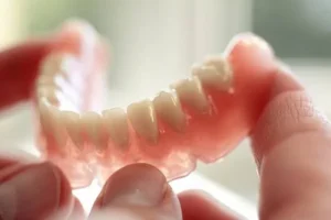 Răng giả tạm thời là chiếc răng giả có tuổi thọ khá ngắn