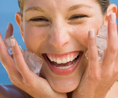 Cách trị sâu răng tại nhà bằng massage mặt với đá lạnh 