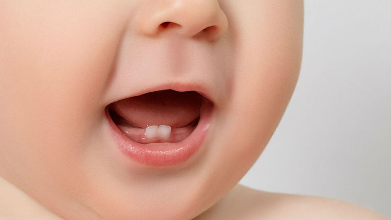 Cần làm gì khi trẻ đang sốt mọc răng