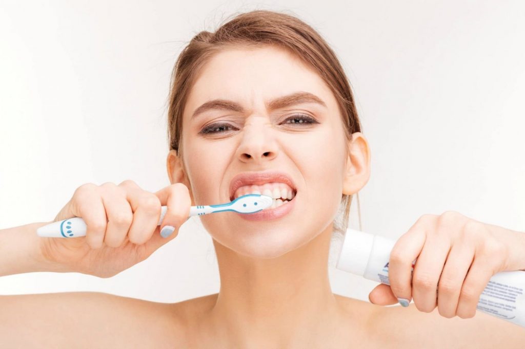 Đánh răng ngay sau khi ăn 