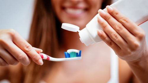 Nên chải răng thường xuyên sau mỗi bữa ăn để vệ sinh răng miệng