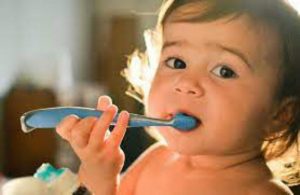 Những lưu ý khi chăm sóc răng miệng đối với bé 2 tuổi.