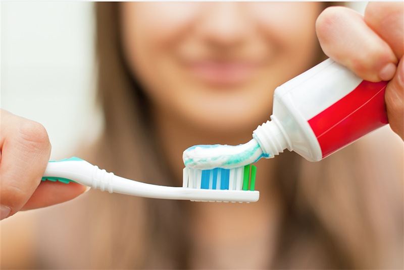 Sử dụng kem đánh răng có thành phần Fluoride 