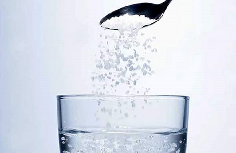 Súc miệng với nước muối giúp chữa đau răng