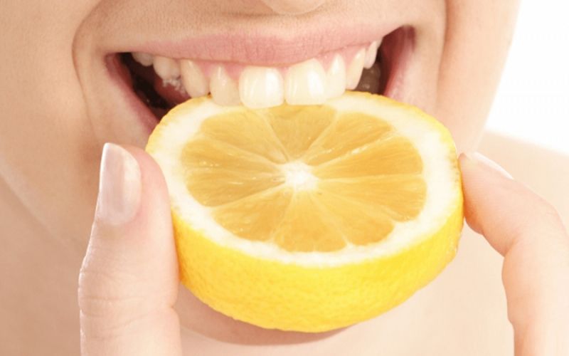 Cách làm trắng răng ố vàng với chanh 