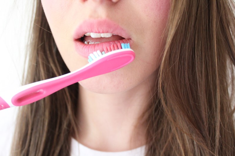 Cách vệ sinh răng miệng sau khi phun môi