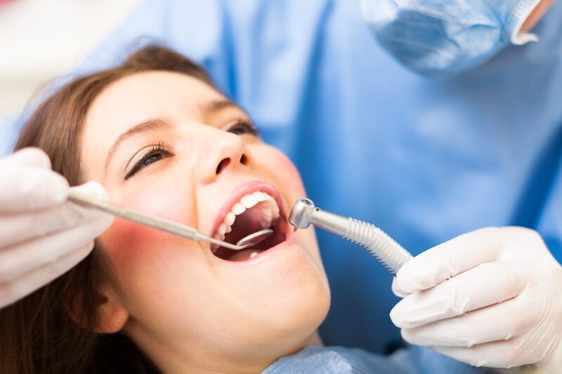 Bước 1: Thăm khám tổng thể và kiểm tra răng