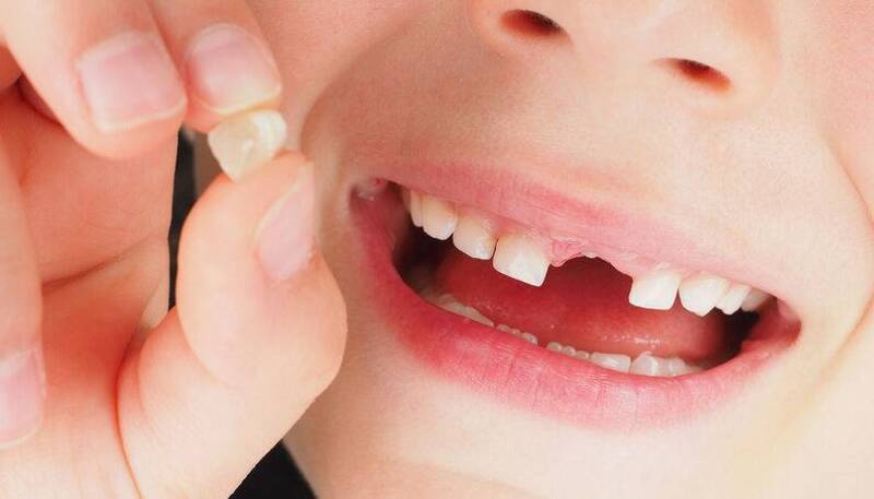  Răng sữa trẻ em khi đủ tuổi thay răng.