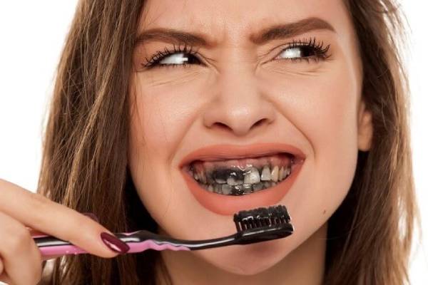  Cách làm trắng răng hiệu quả bằng than hoạt tính