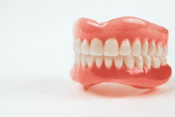 Trồng răng sứ không có chân răng với cách sử dụng hàm giả tháo lắp 