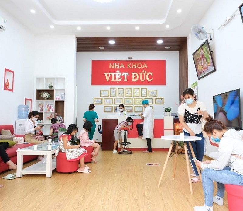Nhân viên tư vấn khách hàng tại nha khoa Việt Đức Đà Nẵng