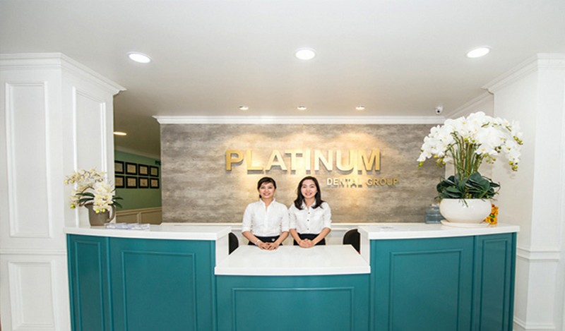 Quầy tiếp tân hiện đại tại Nha khoa Platinum Dental Group