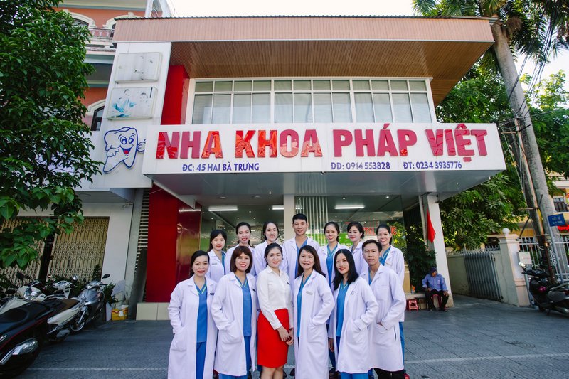 Đội ngũ bác sĩ tại nha khoa Pháp Việt